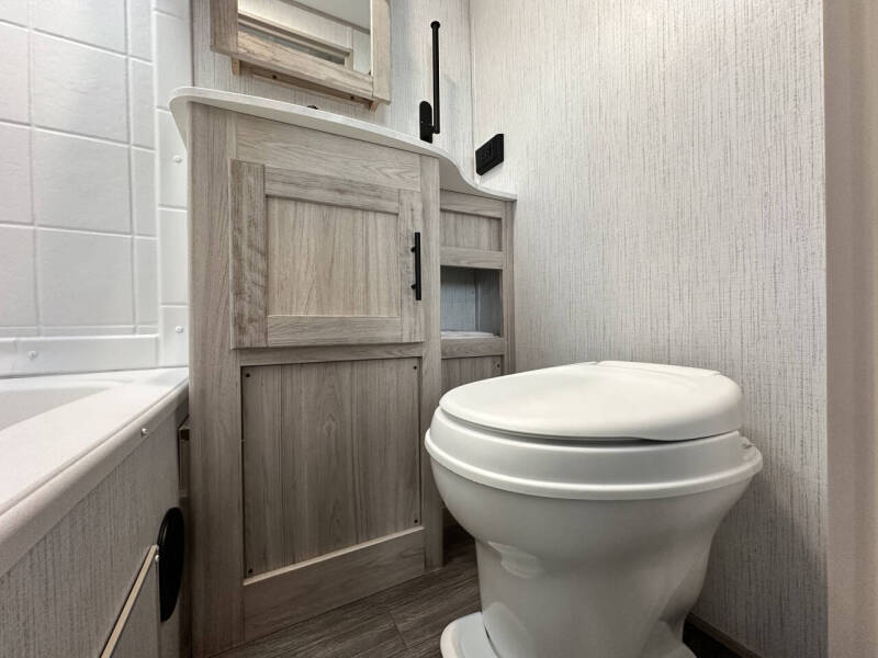 2022 **REDUCED** Shadow Cruiser 280QBS / 31ft