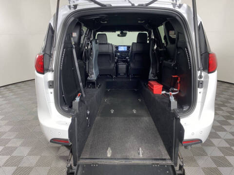 2025 Chrysler Voyager LX