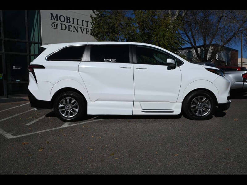 2022 Toyota Sienna LE 8-Passenger