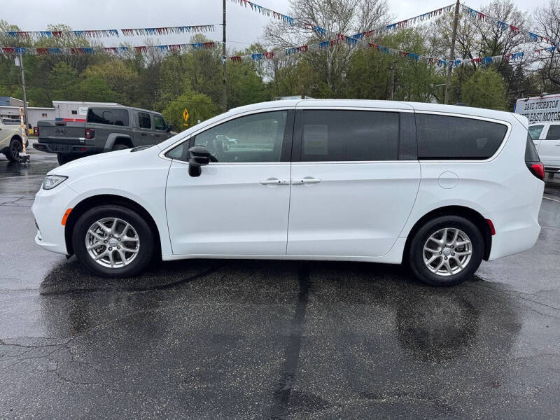 2025 Chrysler Pacifica Select