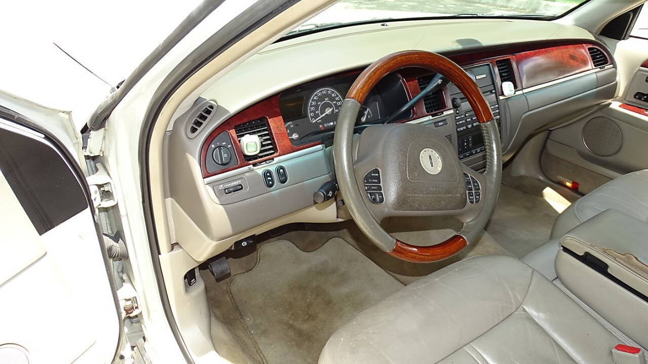 2004 Lincoln Town Car 17