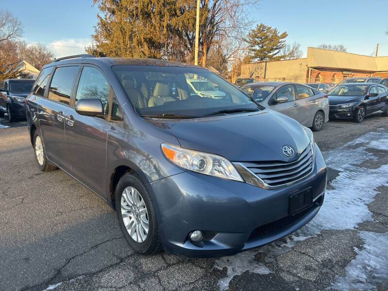 2016 Toyota Sienna XLE's photo