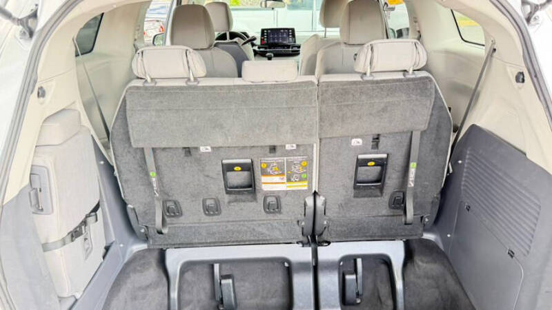 2022 Toyota Sienna LE 8-Passenger