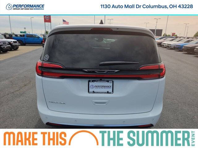 2027 Chrysler Pacifica Select