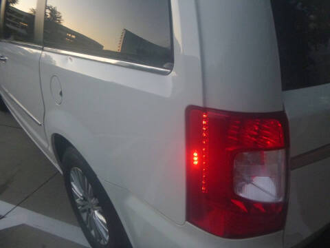 2013 Chrysler Town and Country Touring-L