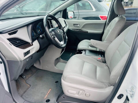 2017 Toyota Sienna XLE 8-Passenger