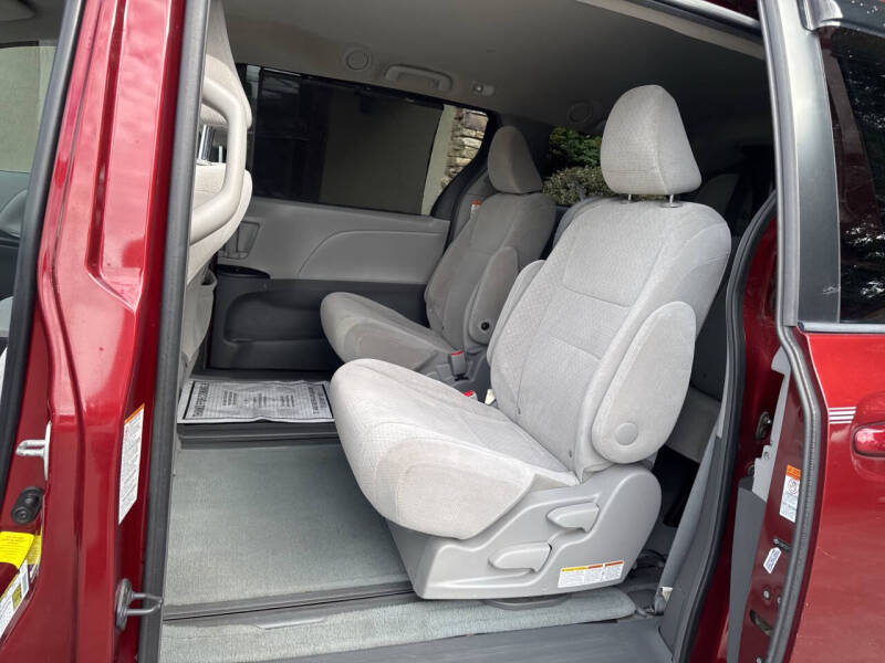 2015 Toyota Sienna LE 7-Passenger Auto Access Seat
