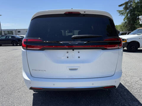 2027 Chrysler Pacifica Select