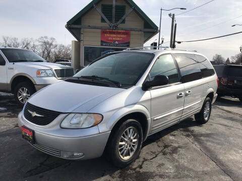 chrysler town and country 2003 white