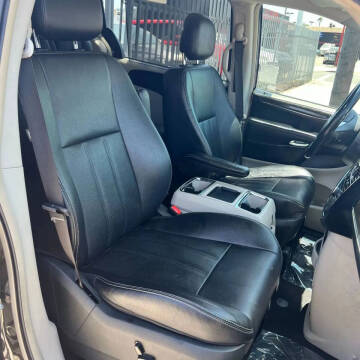 2014 Chrysler Town and Country Touring-L