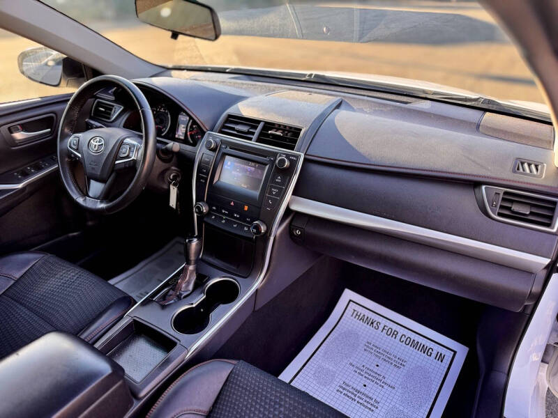 2015 Toyota Camry SE photo 19