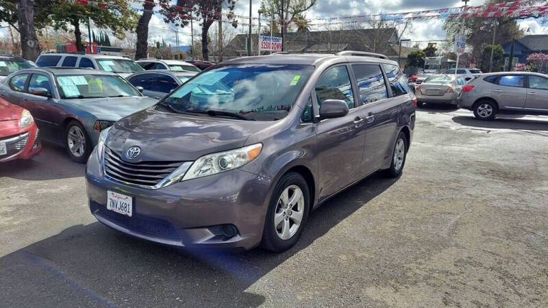 2015 Toyota Sienna LE's photo