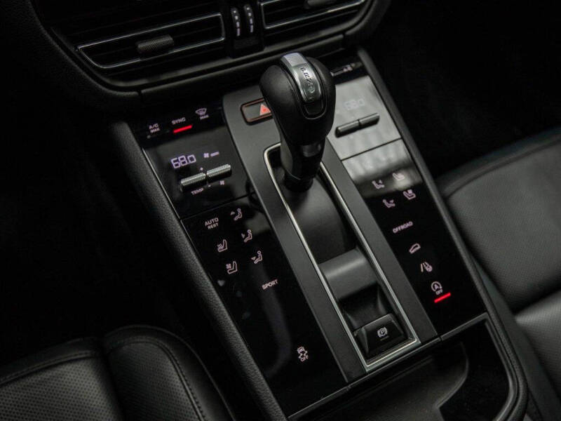 2024 Porsche Macan T