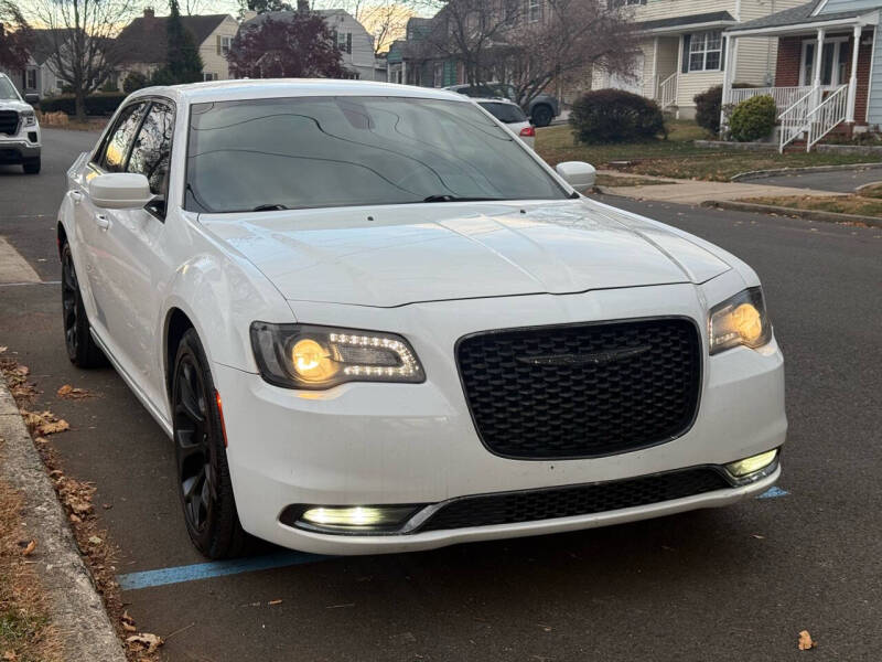 Chrysler 300's photo