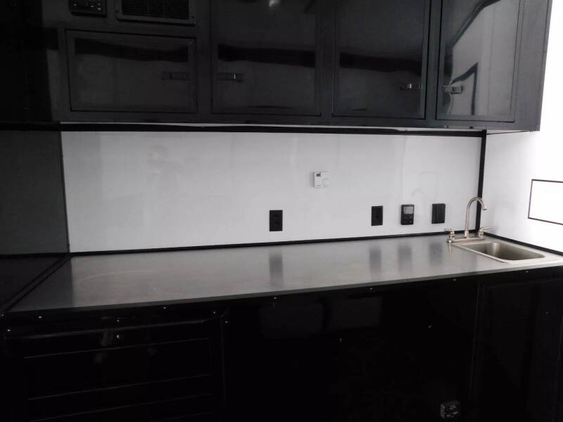 2026 United Trailers 53' Full Bathroom