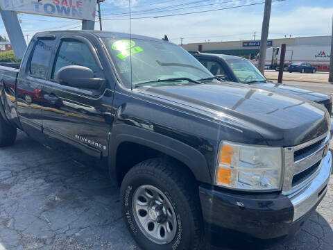 2009 Chevrolet Silverado 1500 for sale at JORDAN AUTO SALES in Youngstown OH