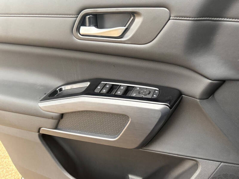 2025 Nissan Pathfinder SL