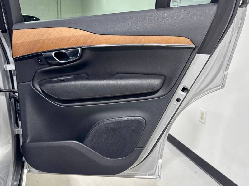 2022 Volvo XC90 T6 Momentum 6-Passenger