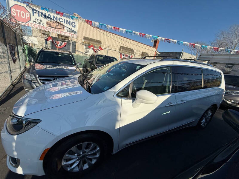 2018 Chrysler Pacifica Touring L photo 9