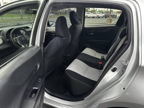 2012 Toyota Yaris 5-Door LE