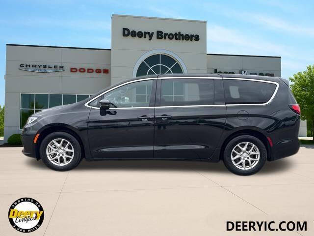 2025 Chrysler Pacifica Select