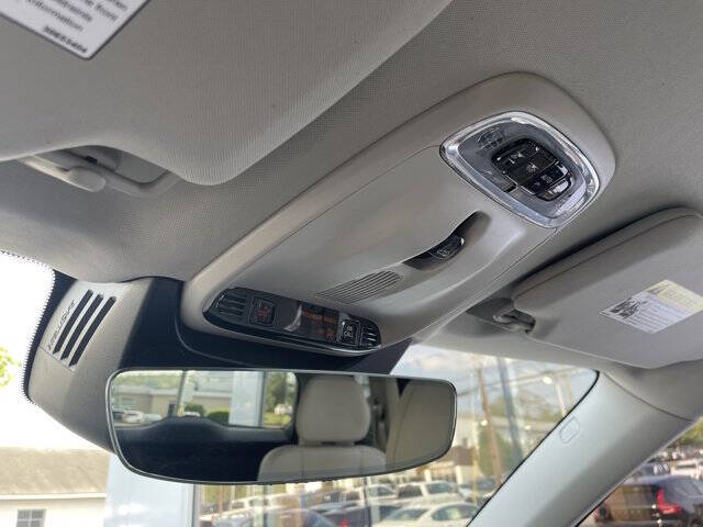 2022 Volvo XC90 T6 Momentum 6-Passenger