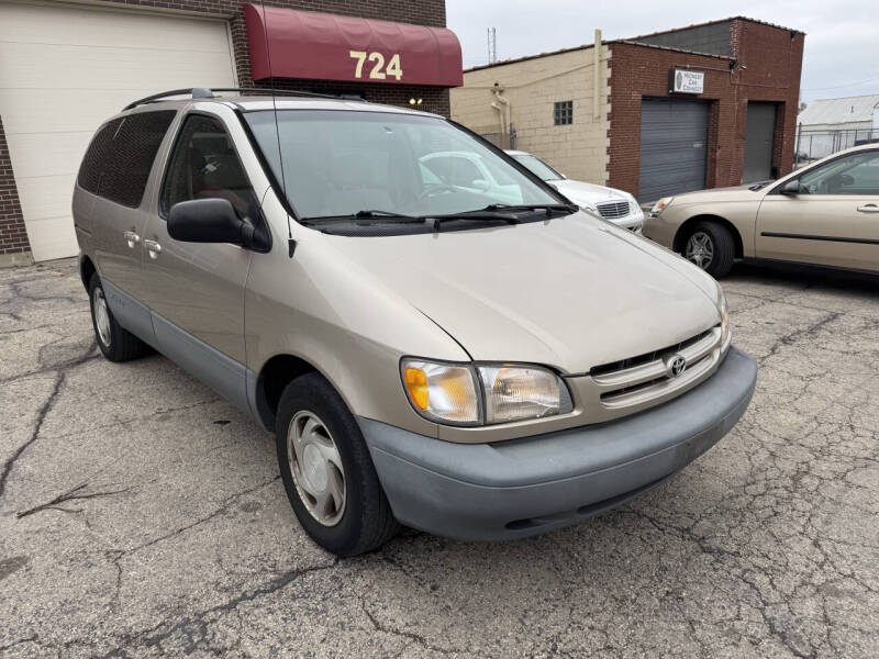 2000 Toyota Sienna LE photo 3