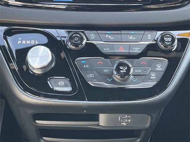 2026 Chrysler Voyager LX