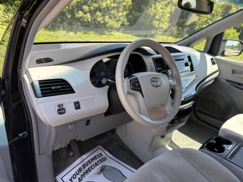 2013 Toyota Sienna LE 8-Passenger
