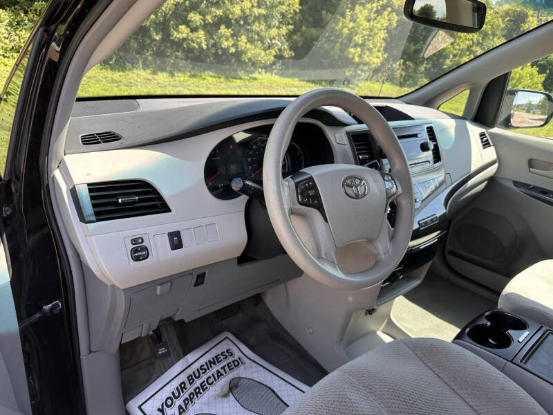 2013 Toyota Sienna LE 8-Passenger