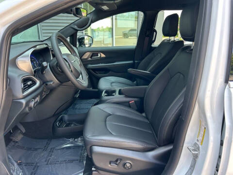 2025 Chrysler Voyager LX