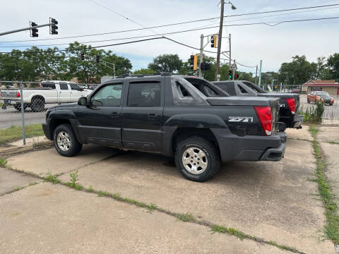 2004 Chevrolet Avalanche for sale at Hall's Motor Co. LLC in Wichita KS