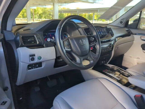 2022 Honda Pilot Touring w/Rear Captain's Chairs