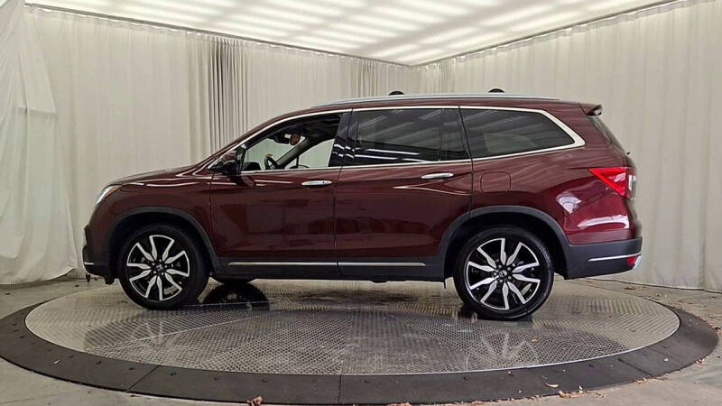 2019 Honda Pilot Touring w/Rear Captain's Chairs