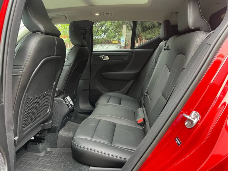 2023 Volvo XC40 B5 Plus Dark Theme