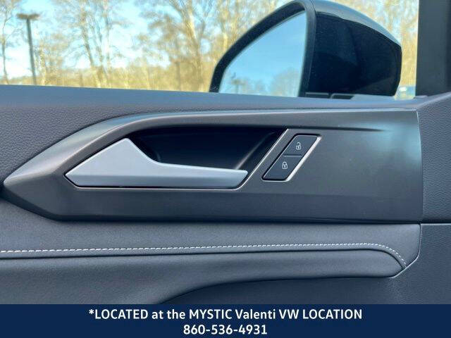 2025 Volkswagen Taos SE Black 4Motion