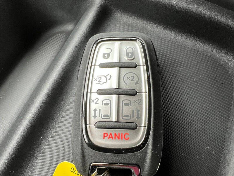 2027 Chrysler Pacifica Select