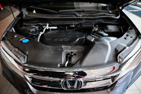 2022 Honda Pilot Touring w/Rear Captain's Chairs