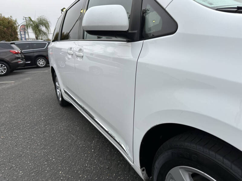 2017 Toyota Sienna LE 8-Passenger