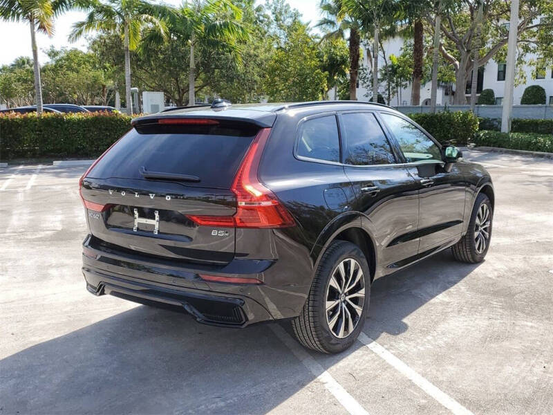 2025 Volvo XC60 B5 Core Dark Theme
