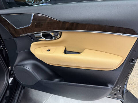 2016 Volvo XC90 T6 Momentum