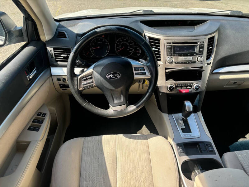 2013 Subaru Outback Premium photo 10