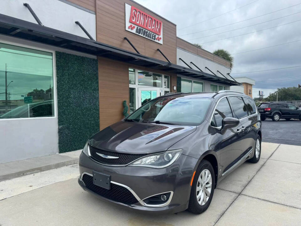2019 Chrysler Pacifica Touring L's photo