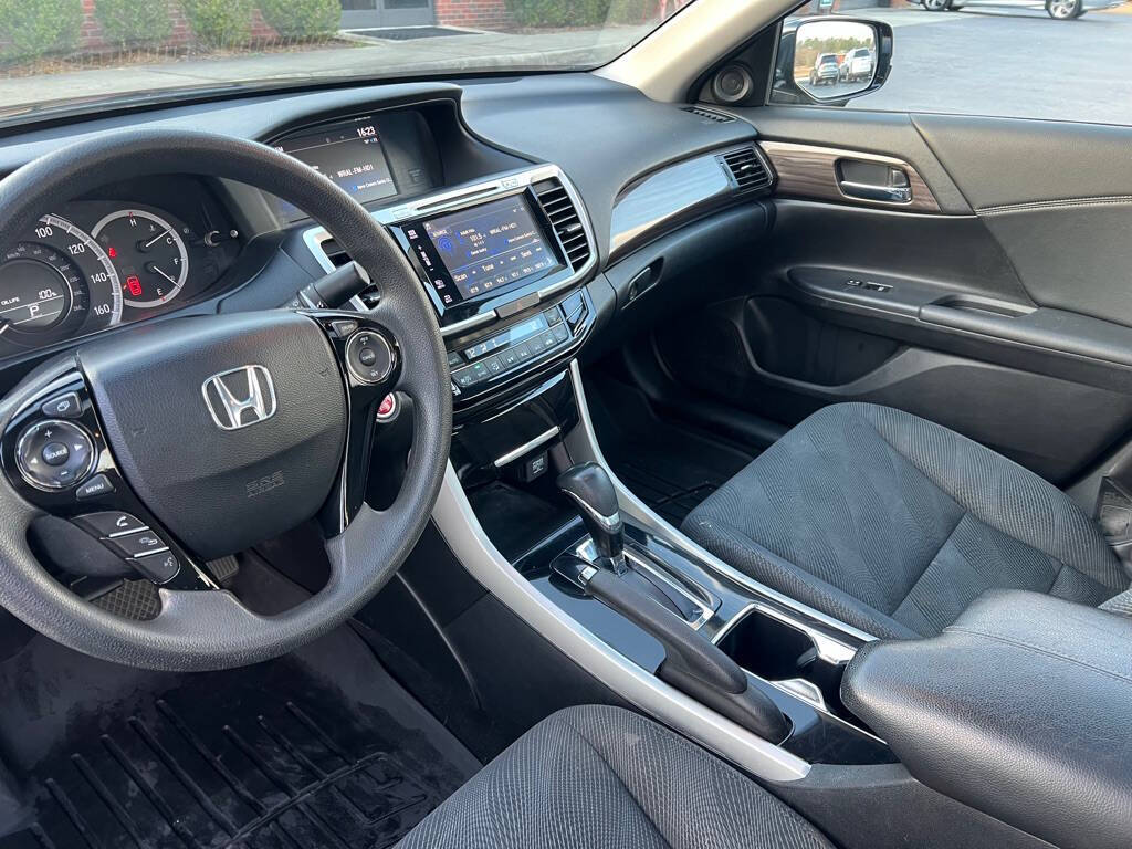 2017 Honda Accord EX photo 29