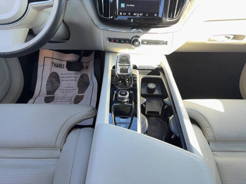 2023 Volvo XC60 B5 Ultimate Bright Theme