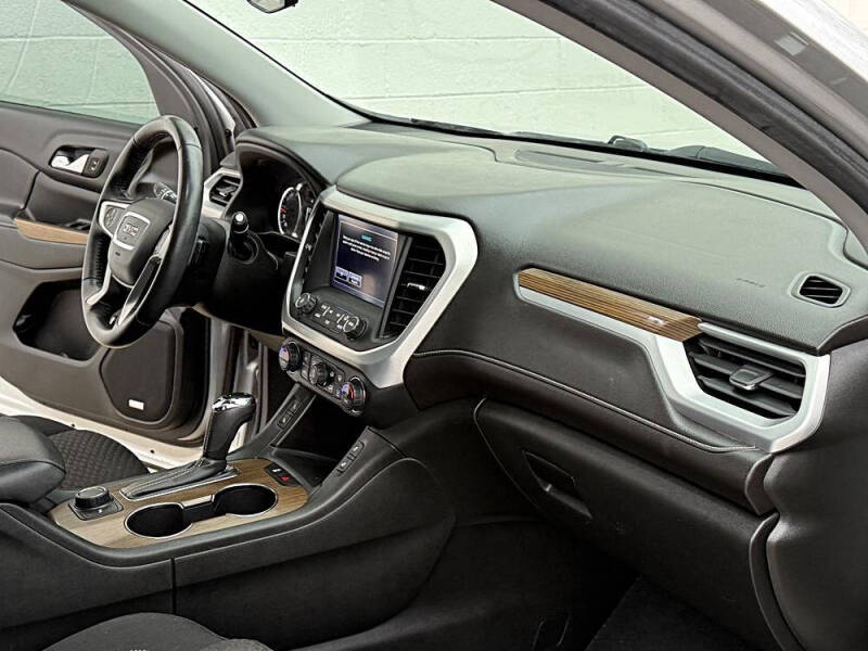 2017 GMC Acadia SLE-2