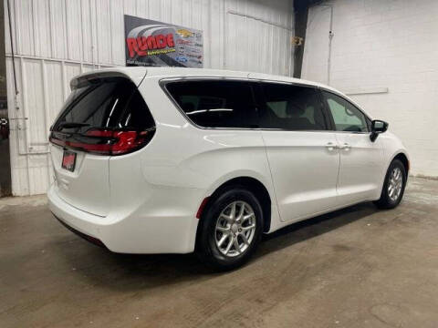 2027 Chrysler Pacifica Select