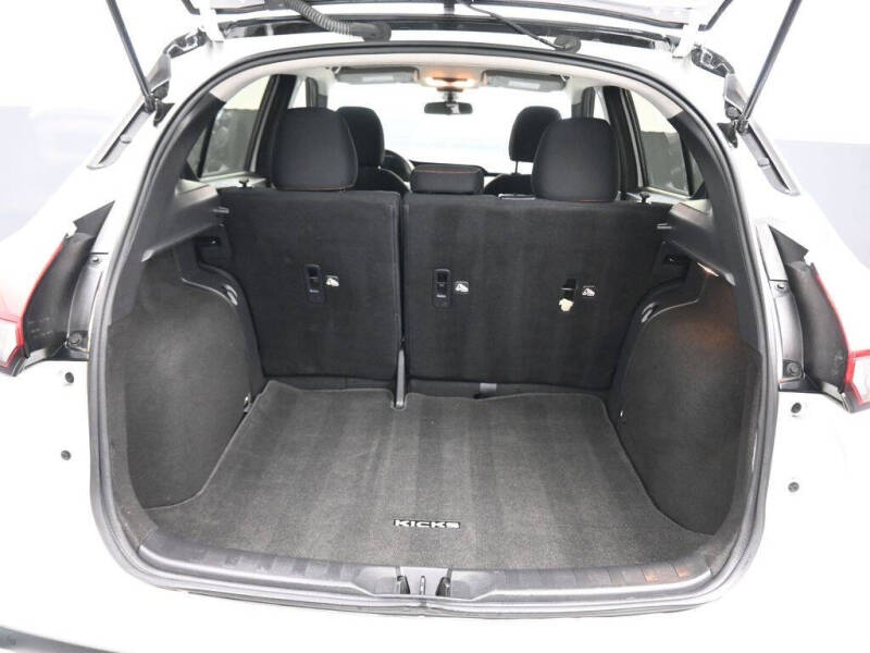 2022 Nissan Kicks SR