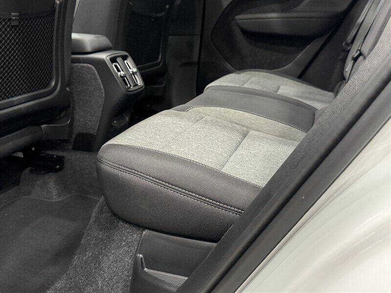 2025 Volvo XC40 B5 Core Bright Theme