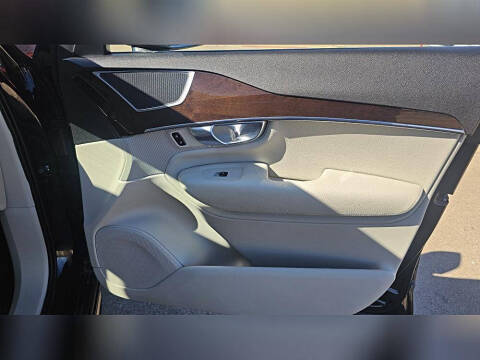 2017 Volvo XC90 T6 Momentum